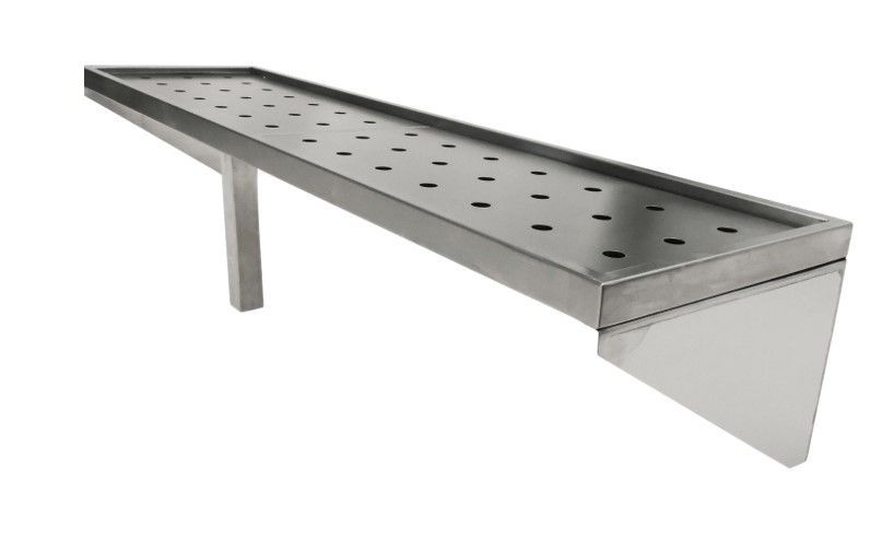 Estantería de pared de acero inoxidable con tapa perforada y soportes laterales.
