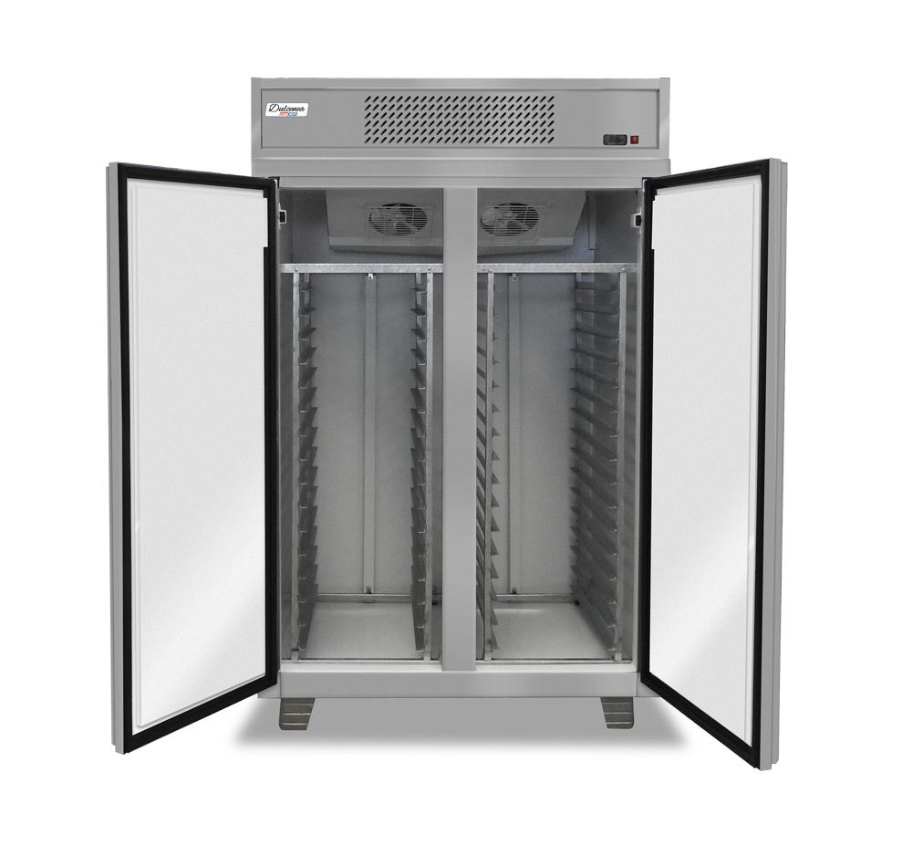 Refrigerador comercial de doble puerta, acero inoxidable, puertas abiertas, rejillas interiores visibles.