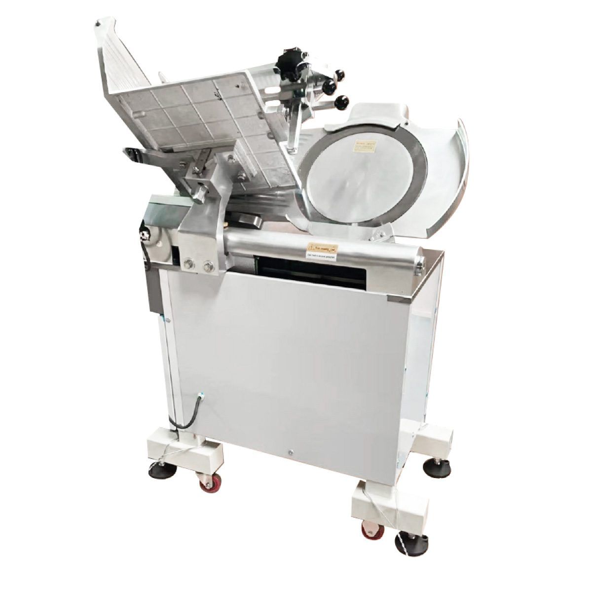 Rebanadora de carne comercial de acero inoxidable con cuchilla grande y bandeja angular. Montada sobre base con ruedas.