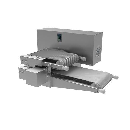 Máquina procesadora de alimentos de acero inoxidable con cintas transportadoras y panel de control.