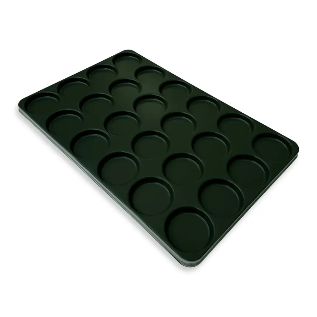 Bandeja para hornear de silicona negra con 24 hendiduras circulares.