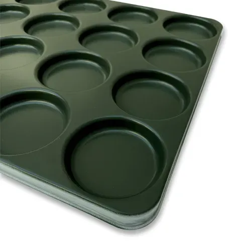 Bandeja para hornear de silicona negra con 24 hendiduras circulares.