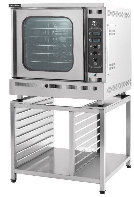 Horno de convección comercial sobre soporte de acero inoxidable con estantes de almacenamiento.