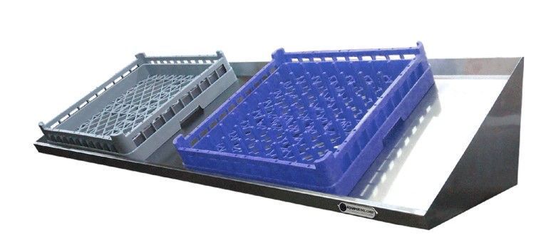 Dos cestas de plástico, una gris y otra azul, sobre una plataforma metálica en ángulo.
