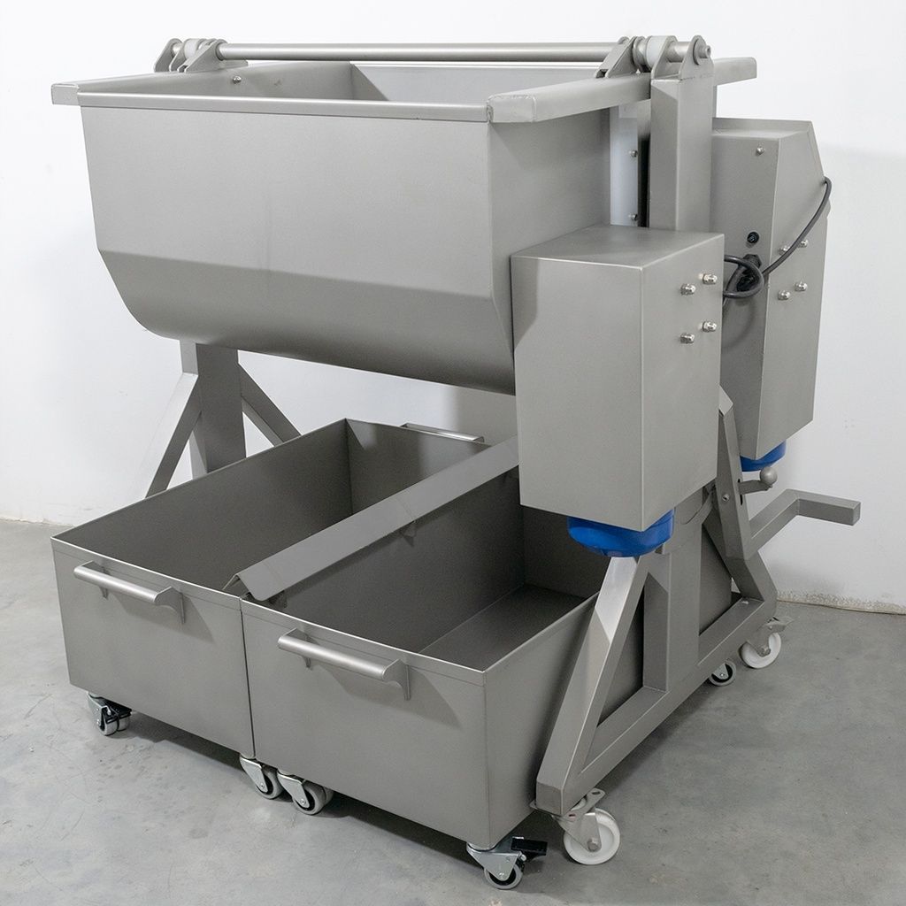 Batidora industrial de alimentos, metálica de color gris, con ruedas, con dos recipientes mezcladores y motores de color azul.