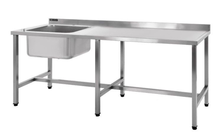 Fregadero de cocina comercial de acero inoxidable y mesa de preparación.