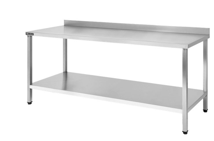 Fregadero de cocina comercial de acero inoxidable y mesa de preparación.