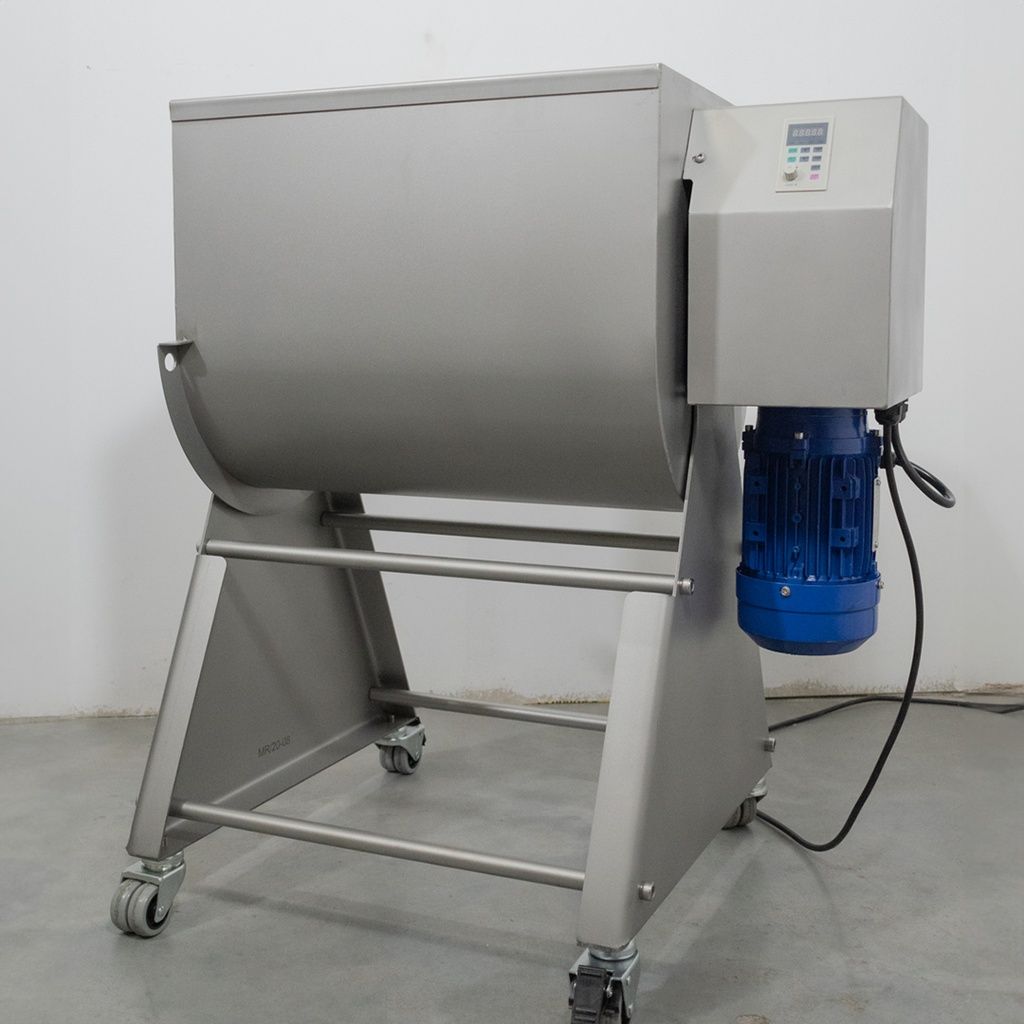 Mezcladora de carne industrial en acero inoxidable con ruedas.