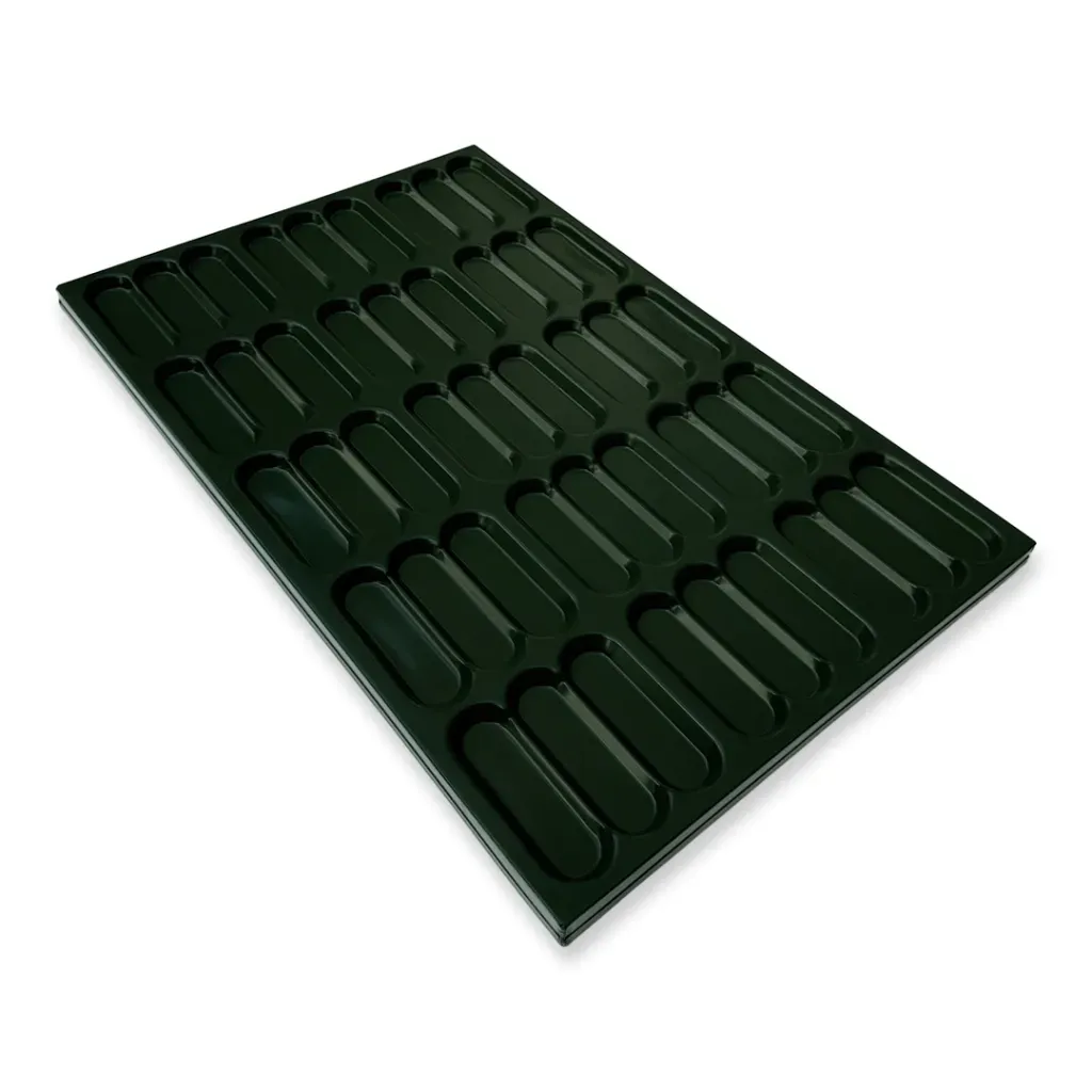 Bandeja para hornear rígida, de color verde oscuro, con 42 hendiduras oblongas para panes individuales.