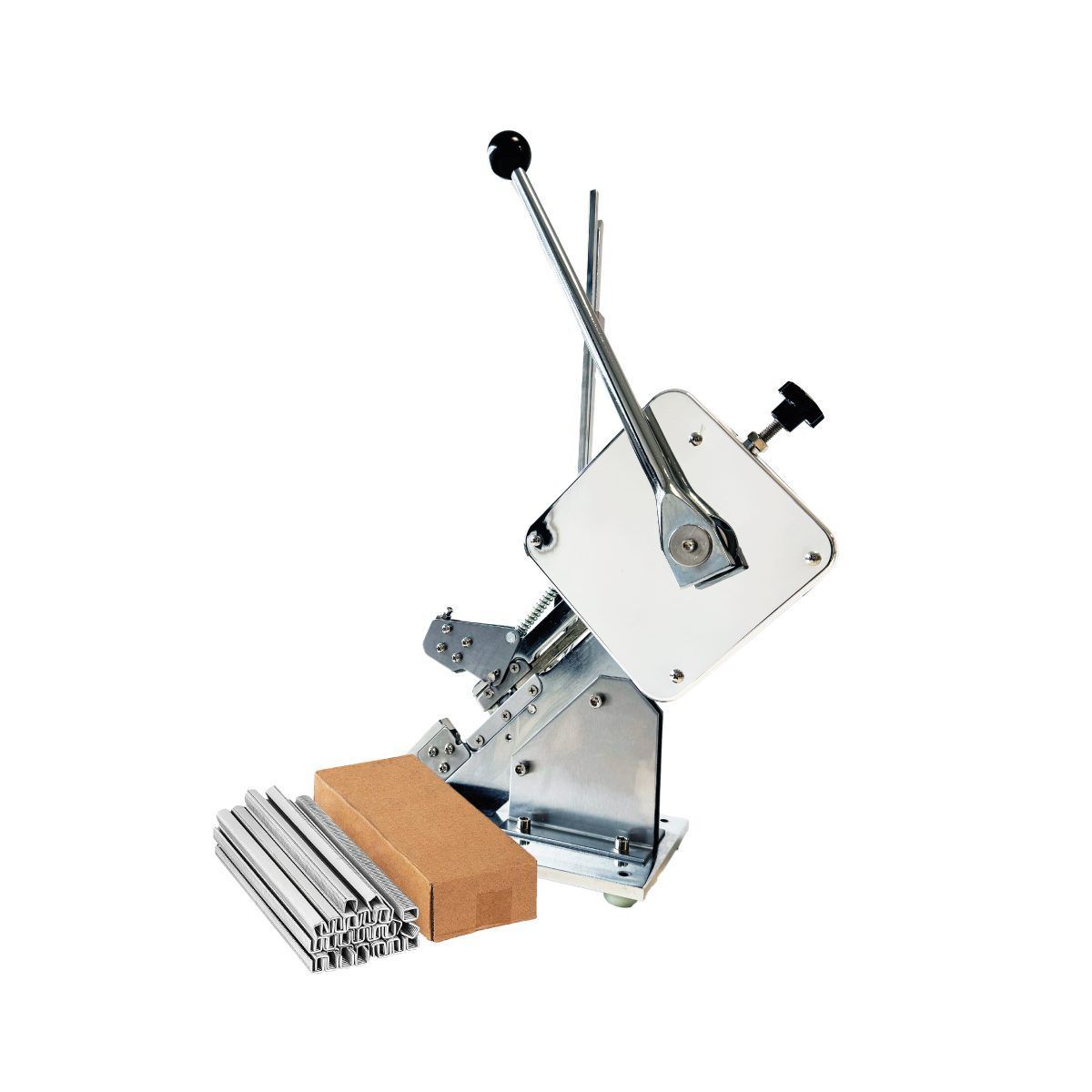 Maquina flejadora de metal con mango, base en ángulo y tiras de fleje metálico.