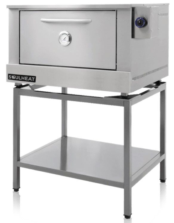 Horno comercial de acero inoxidable con puerta abatible, montado sobre soporte metálico con estante.