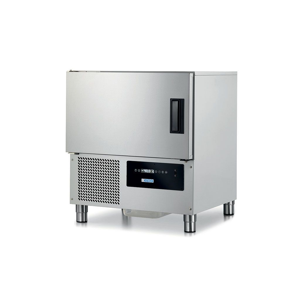 Abatidor de temperatura comercial en acero inoxidable con panel de control y rejilla de ventilación.