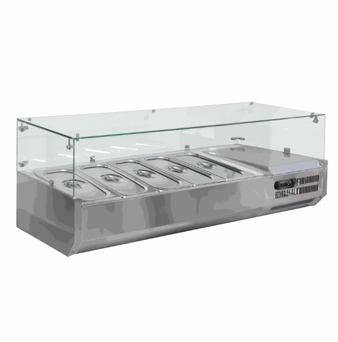 Vitrina refrigerada de acero inoxidable con tapa de cristal. Contiene varios recipientes para alimentos.