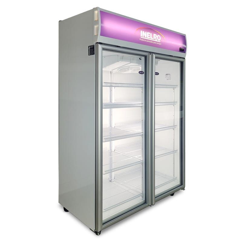 Refrigerador comercial de doble puerta con puertas de vidrio y estantes internos; exterior blanco; letrero