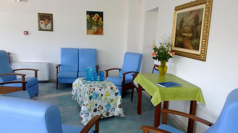 Soggiorno con sedie e tavoli