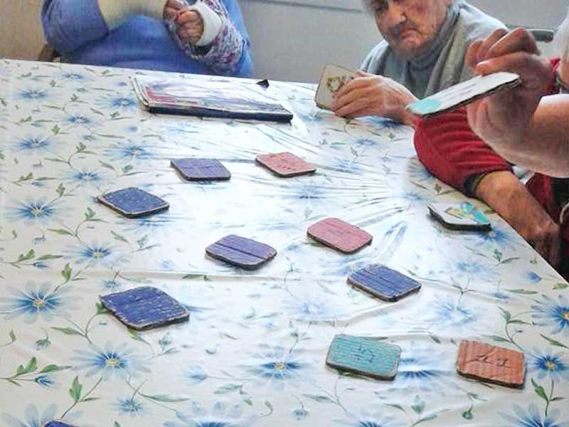 Anziani con giochi da tavolo