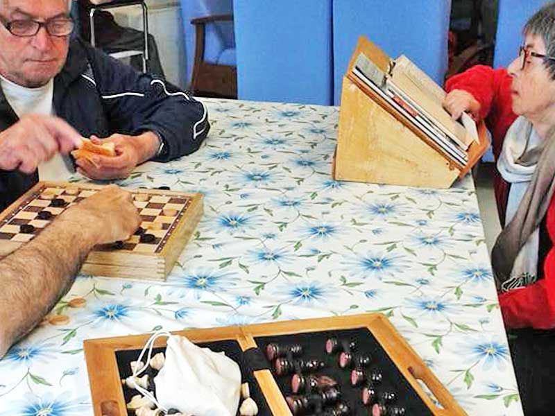 Anziani che giocano a dama