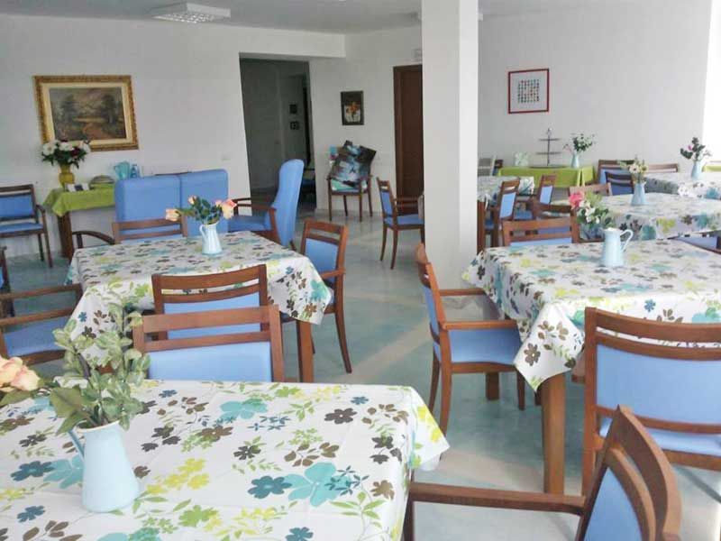 Soggiorno con sedie e tavoli