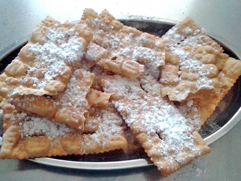 Chiacchiere di carnevale con zucchero a velo