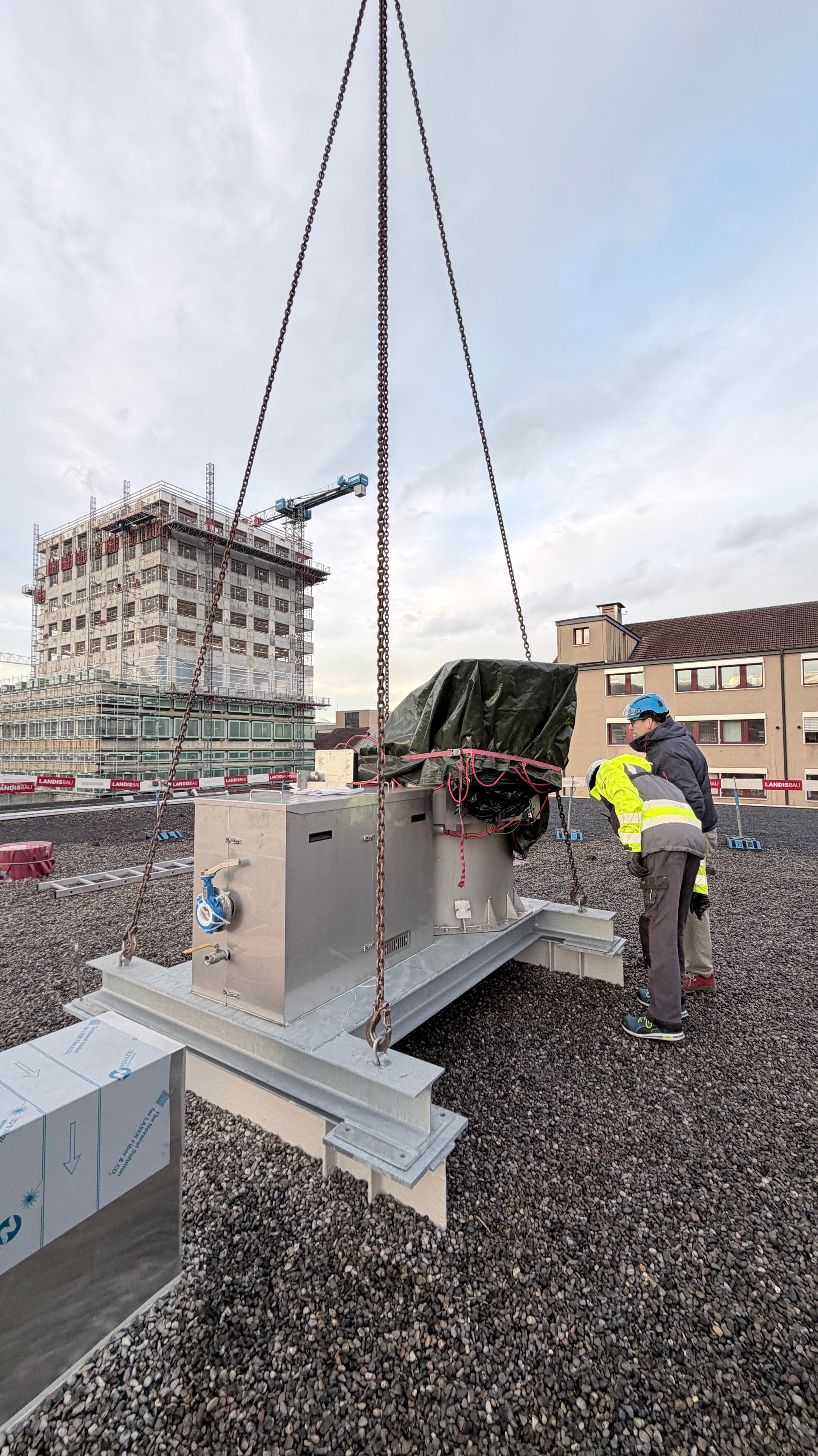 Arbeiter bei der Installation der neuen Dach-Anlagen am Standort des VzDI in Zug. 