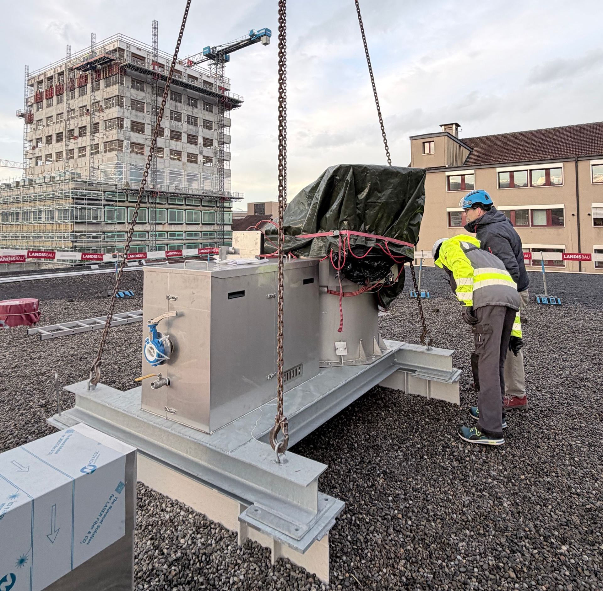 Workers while installing the flare on the roof of the VzDI location in Zug.