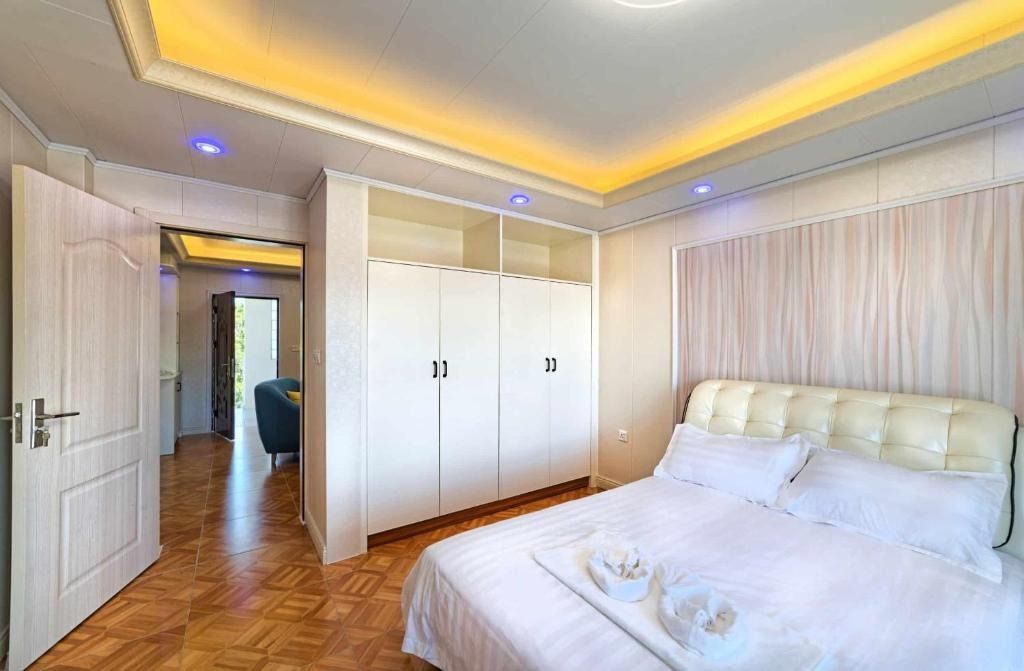Queen Bed Suite Image 01