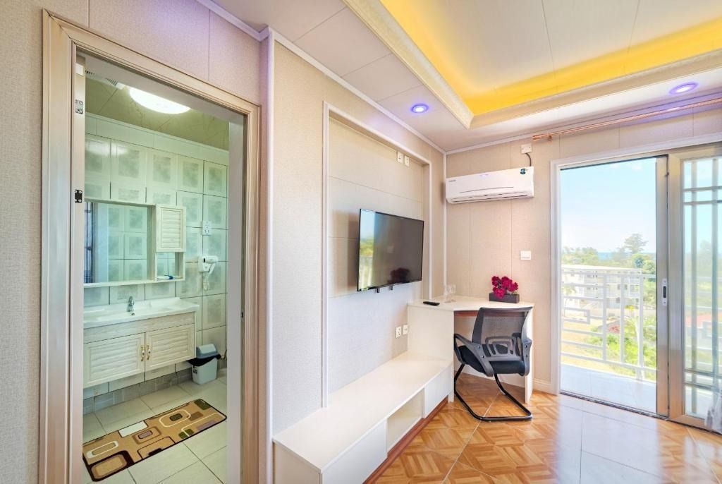 Queen Bed Suite - Image 05