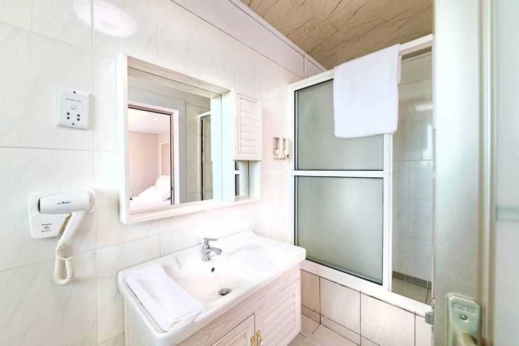 Queen Bed Suite - Image 11