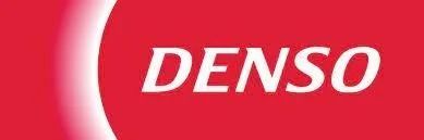 Logotipo de DENSO en blanco sobre fondo rojo con una franja blanca curva.