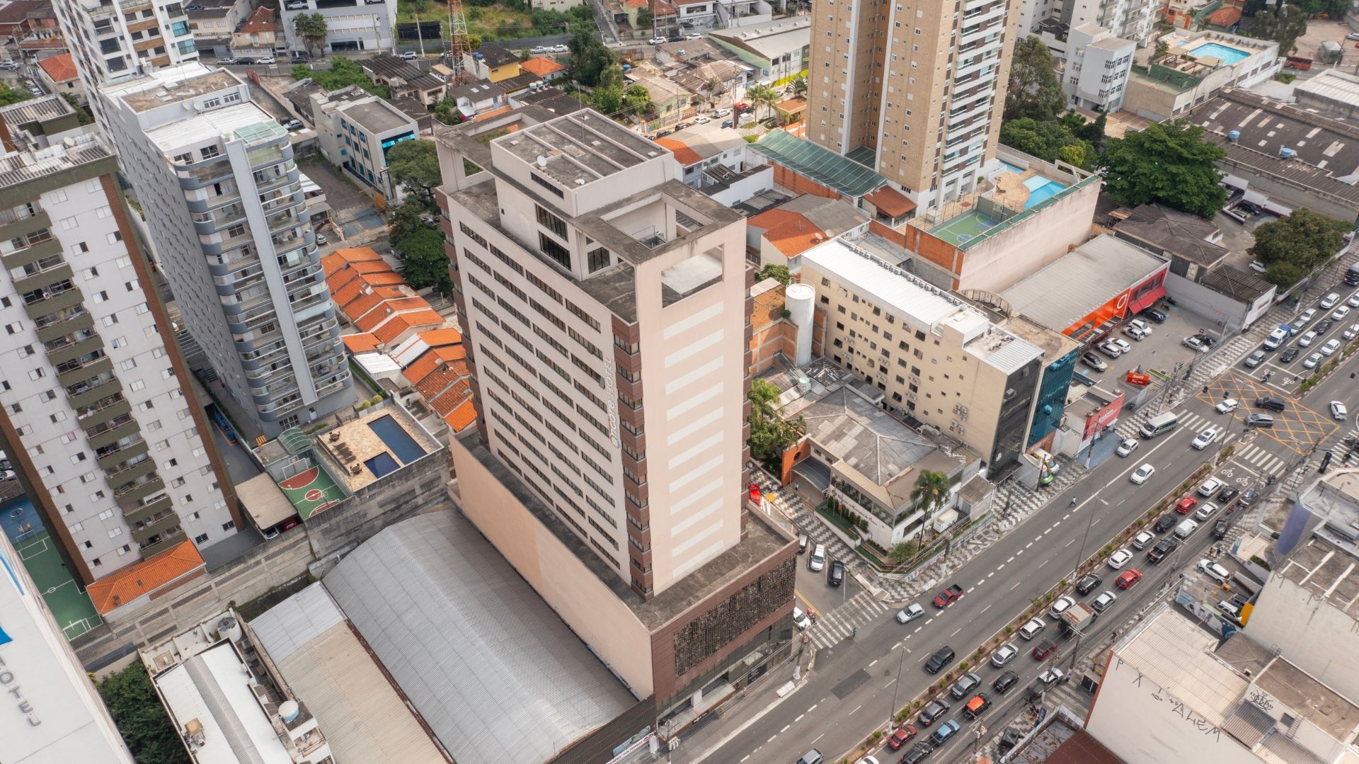 Uma vista aérea de uma cidade com um grande edifício no meio