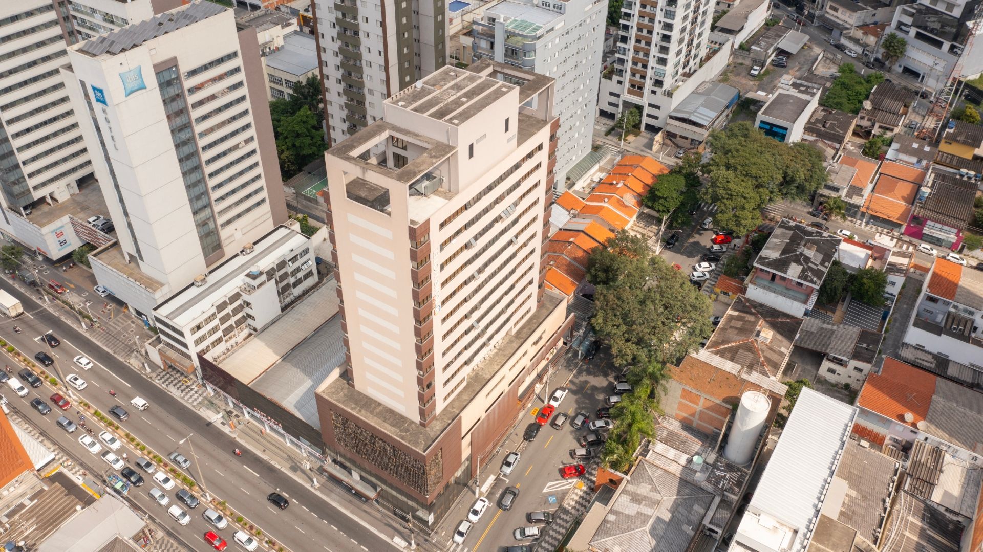 Uma vista aérea de uma cidade com um grande edifício no meio.