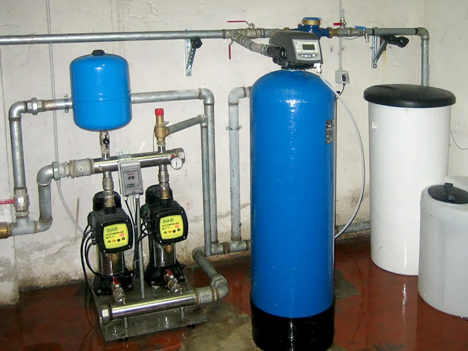 Sistema di filtraggio dell'acqua blu e nera con serbatoi e tubi collegati.