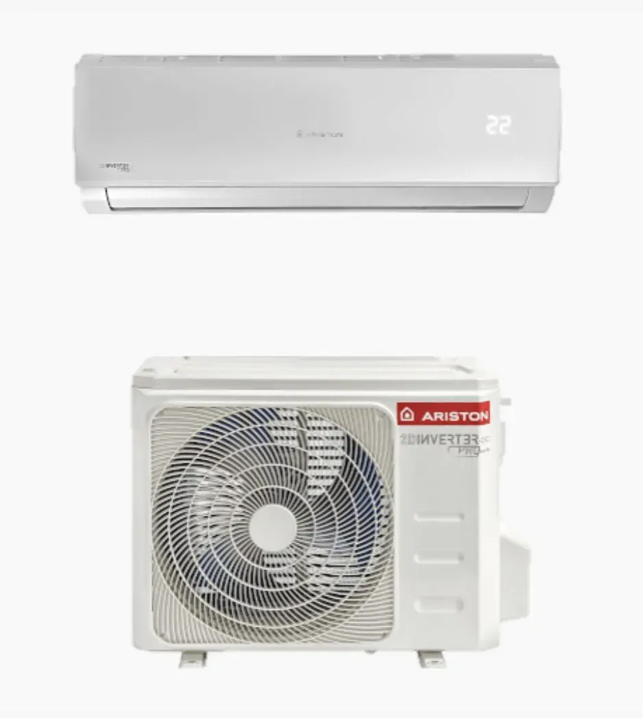 Unità interne ed esterne del condizionatore Ariston bianco.