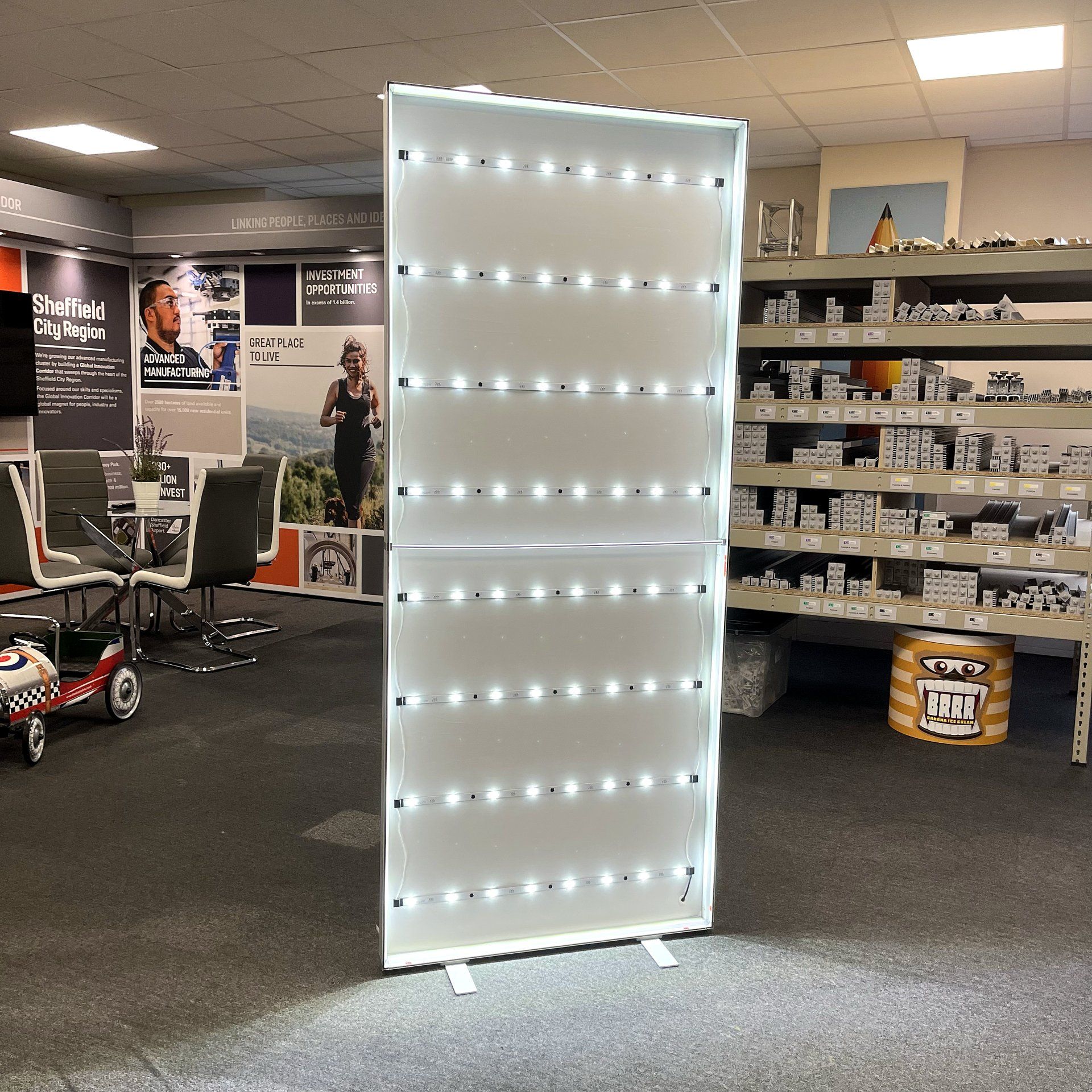 Illuminating banner stand
