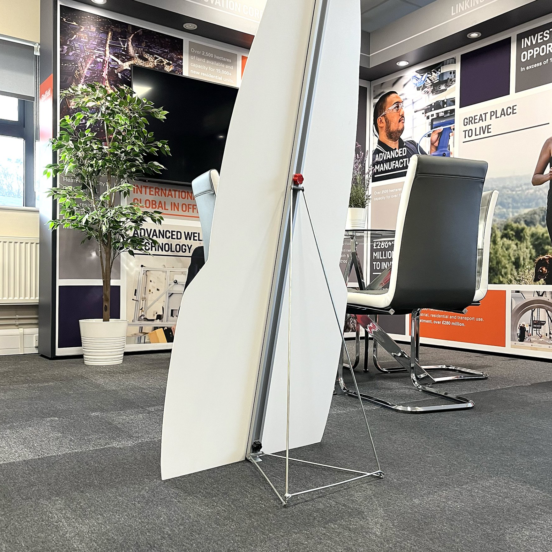 freestanding strutted display