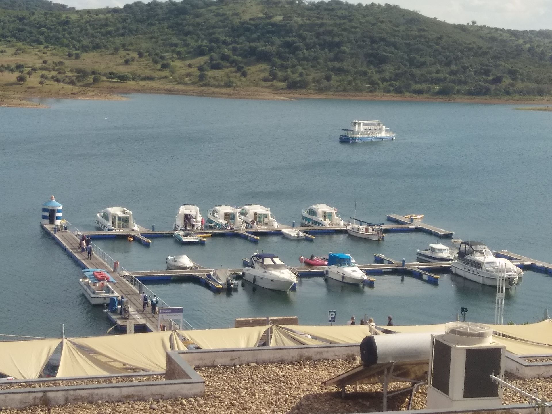 Um grande corpo de água com barcos atracados nele