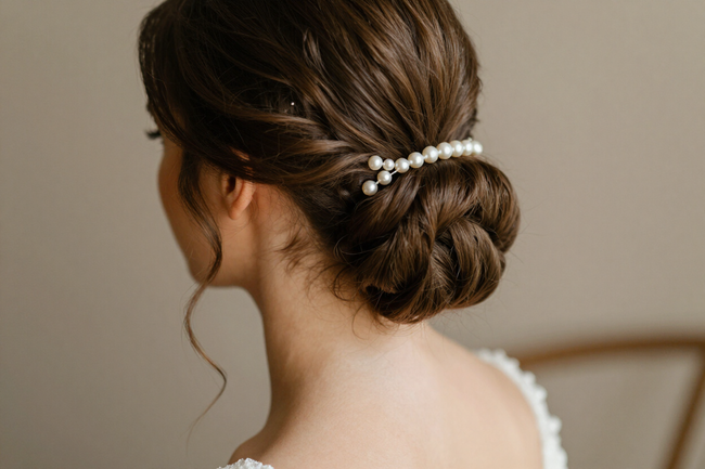 Acconciatura sposa elegante con chignon basso, Ricci e Capricci by Annalisa