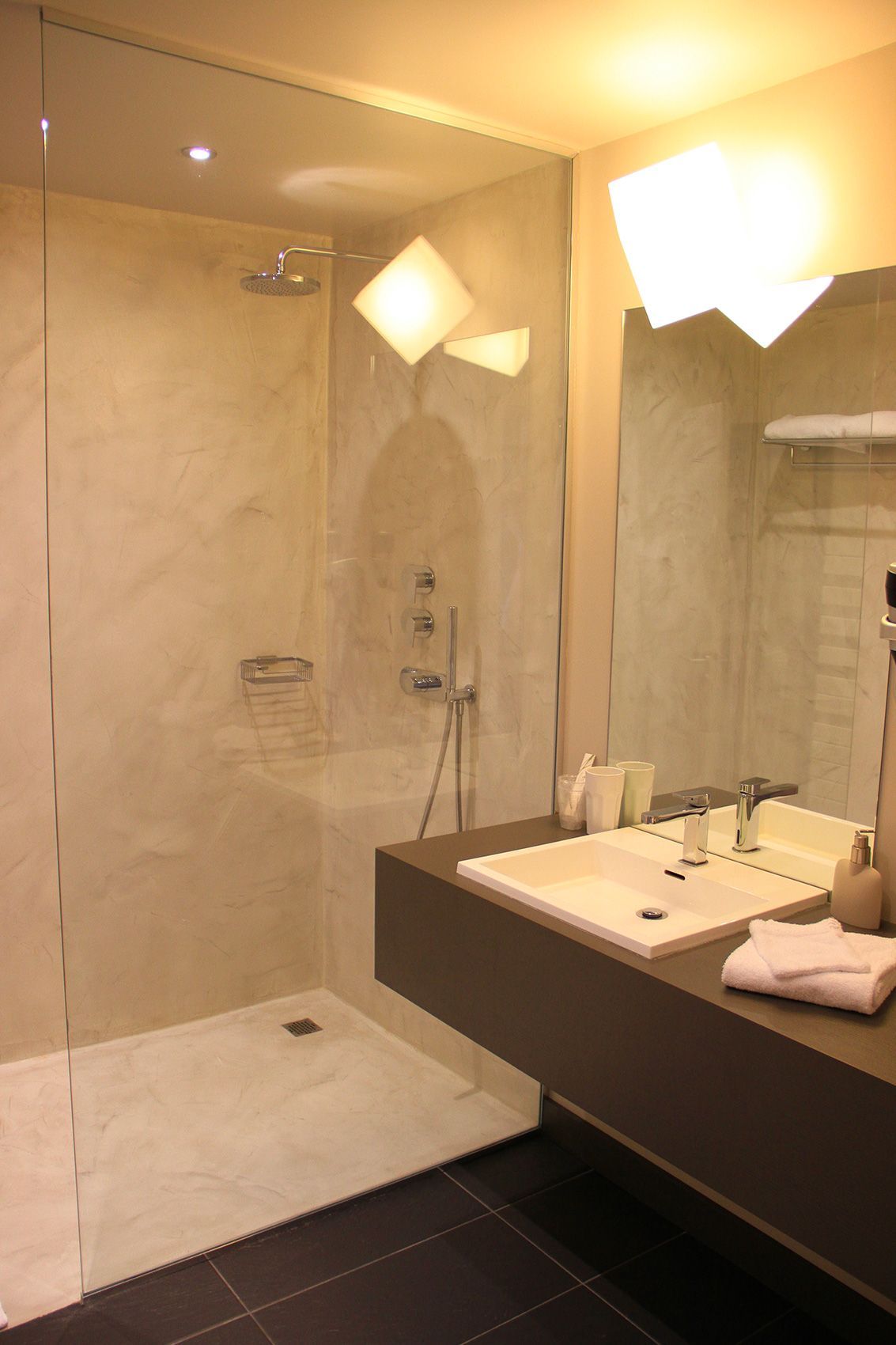 Salle de bain de la chambre Chapi Chapo proposée à l'hôtel restaurant situe en Val de Loire