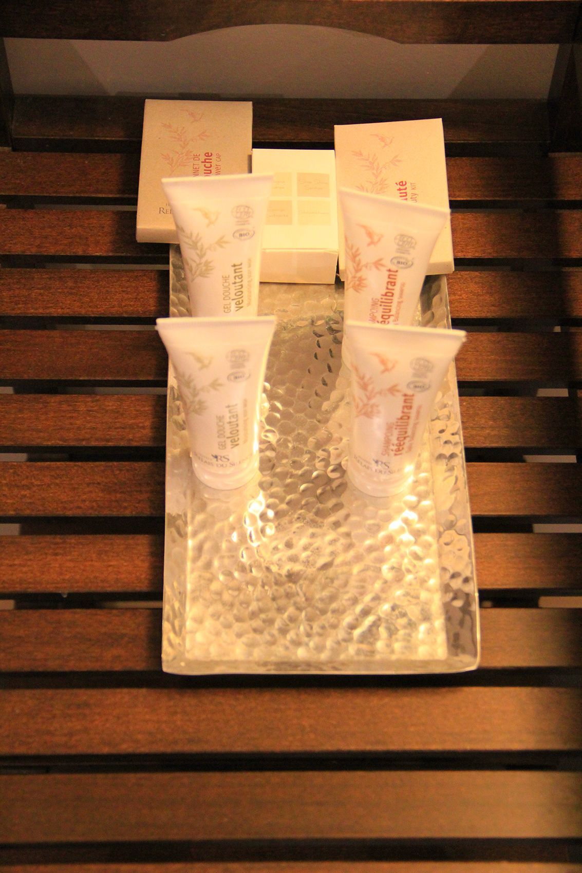 Produits à disposition dans la Salle de bain de la chambre Macaron proposée à l'hôtel restaurant situe en Val de Loire
