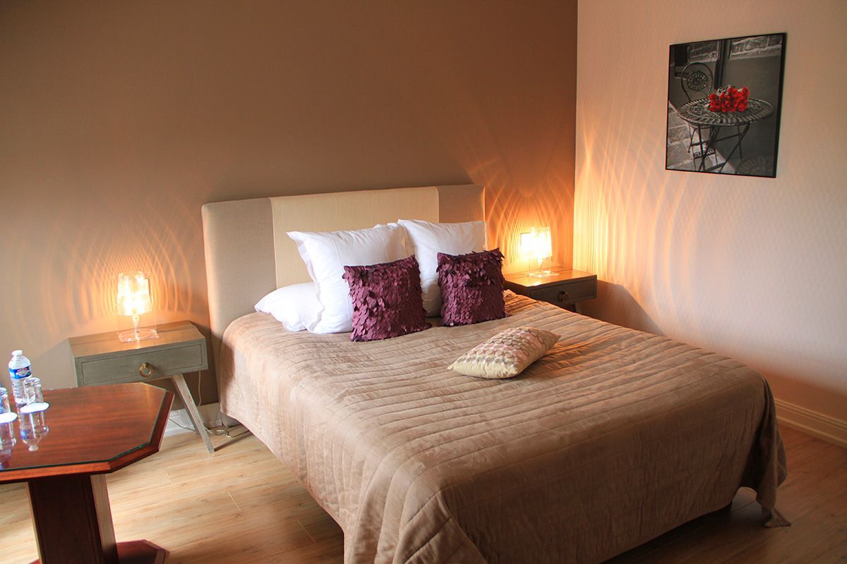 Chambre rose proposée à l'hôtel restaurant situe en Val de Loire