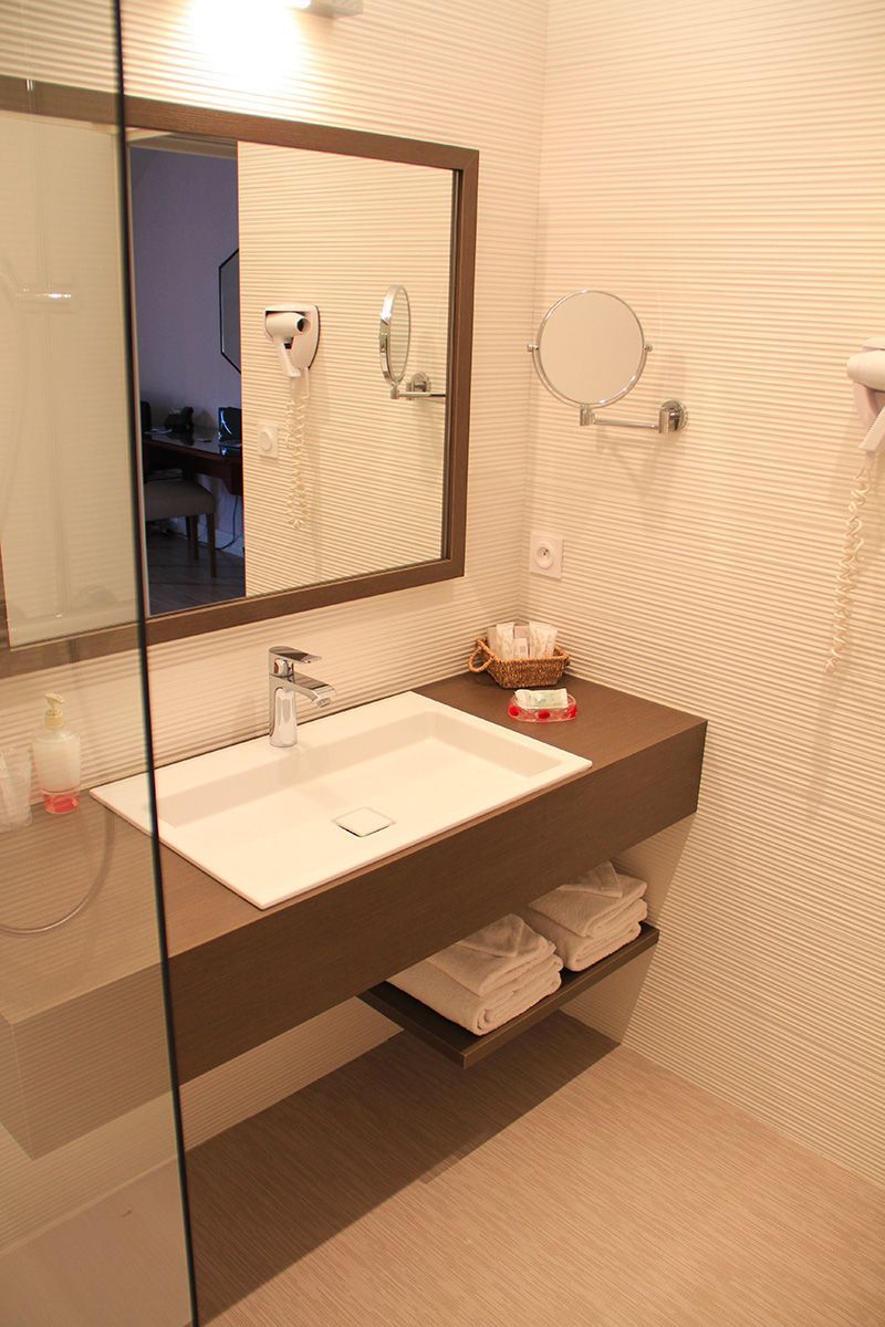 Salle de bain de la chambre rose proposée à l'hôtel restaurant situe en Val de Loire