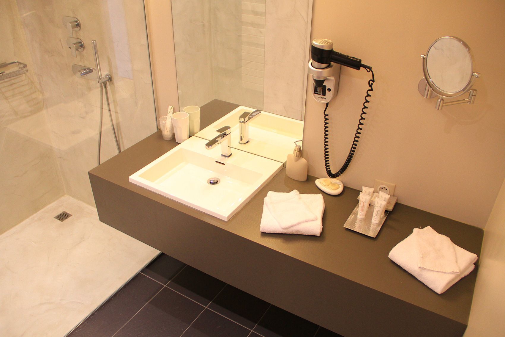 Salle de bain de la chambre Chapi Chapo proposée à l'hôtel restaurant  
 SPA situé en Val de Loire