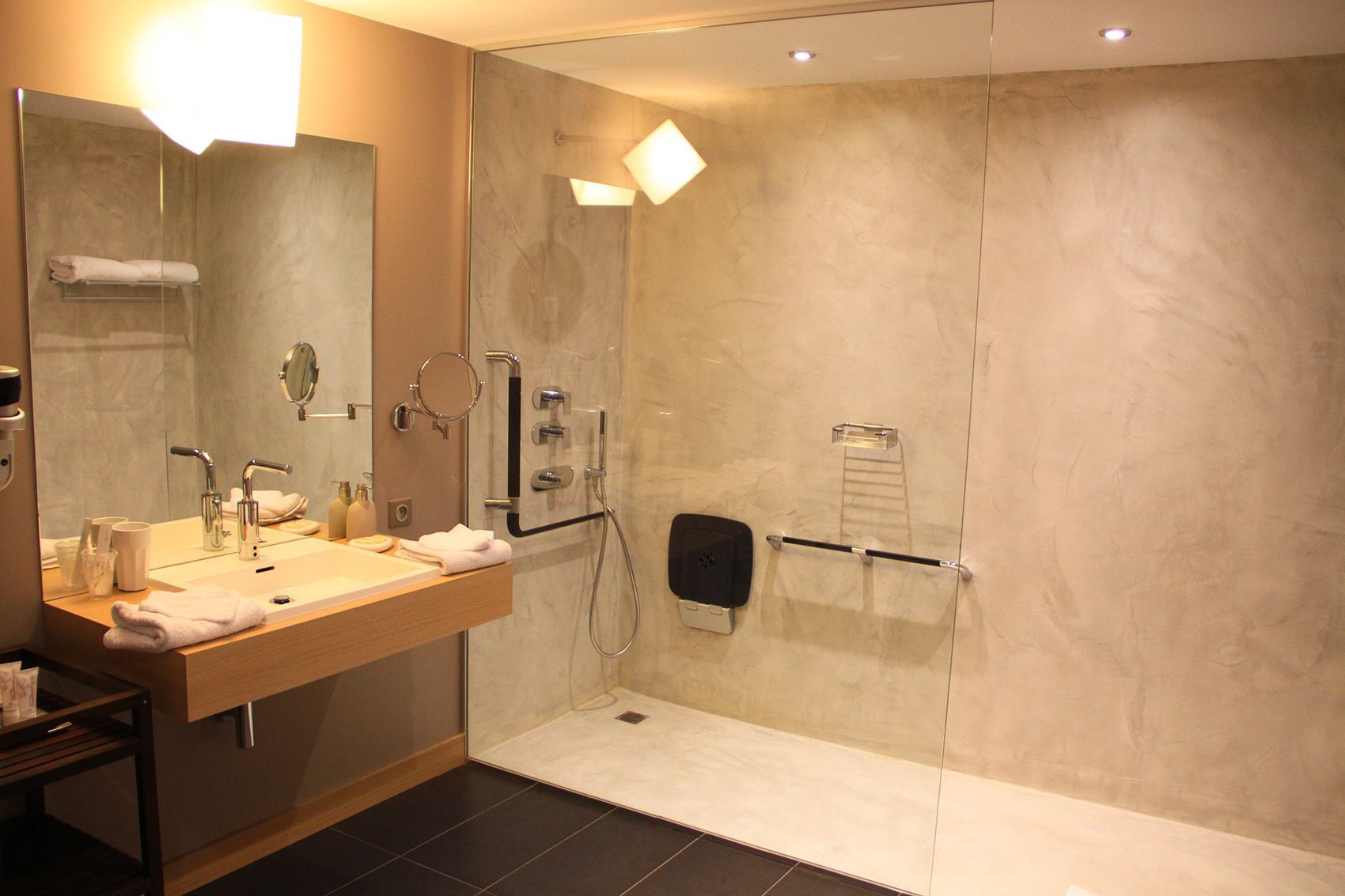Salle de bain de la chambre Macaron proposée à l'hôtel restaurant situe en Val de Loire