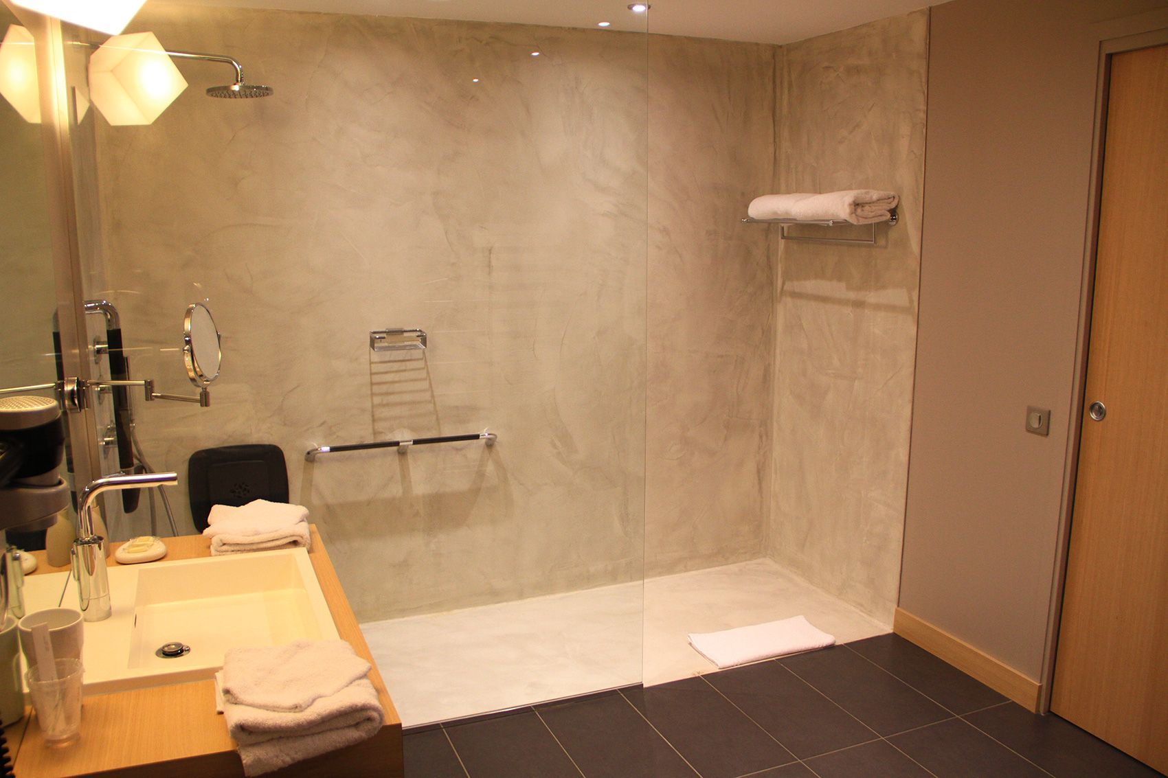 Salle de bain de la chambre Macaronproposée à l'hôtel restaurant situe en Val de Loire