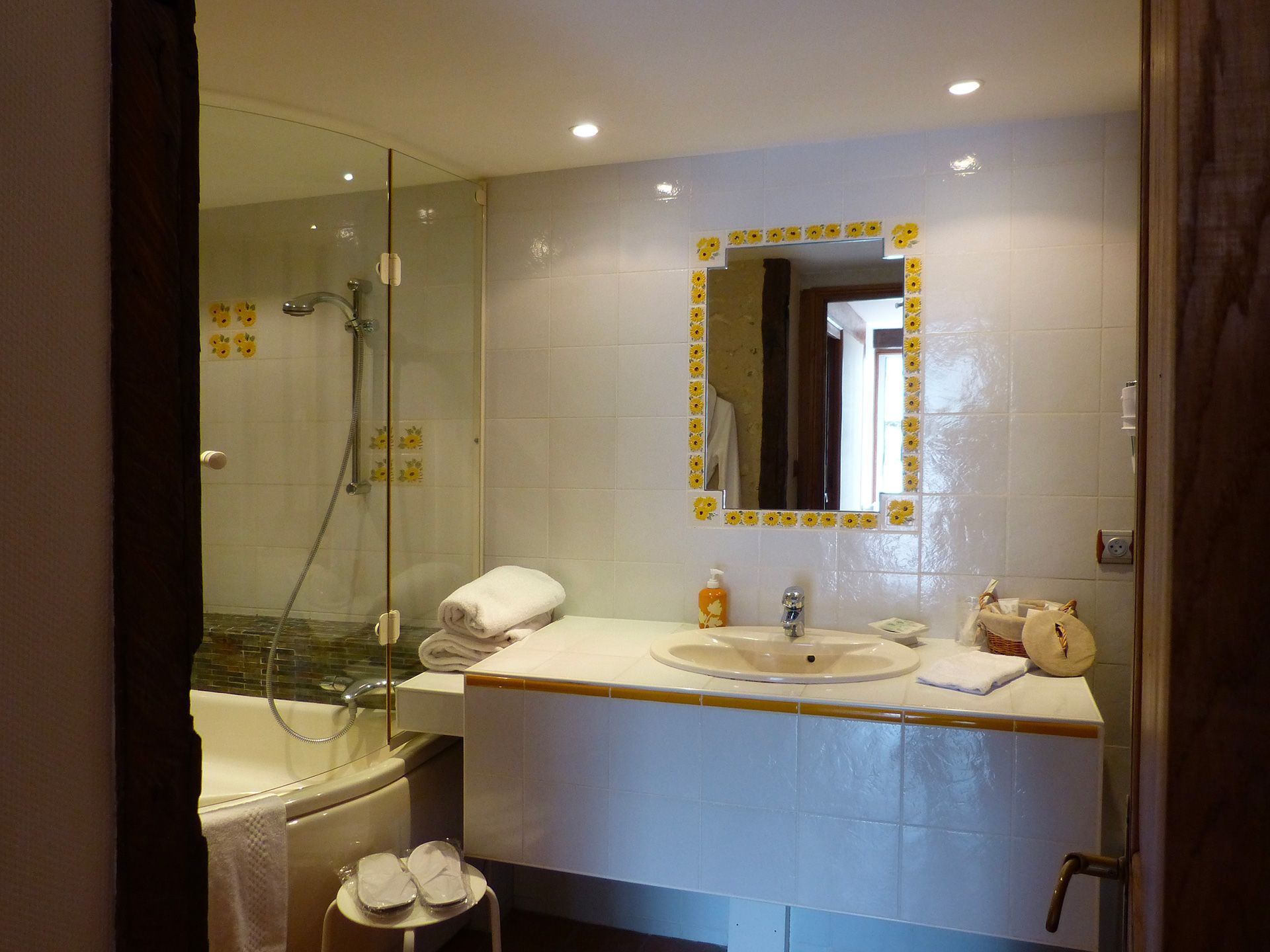 Salle de bain Chambre Pivoine proposée à l'hôtel restaurant situe en Val de Loire