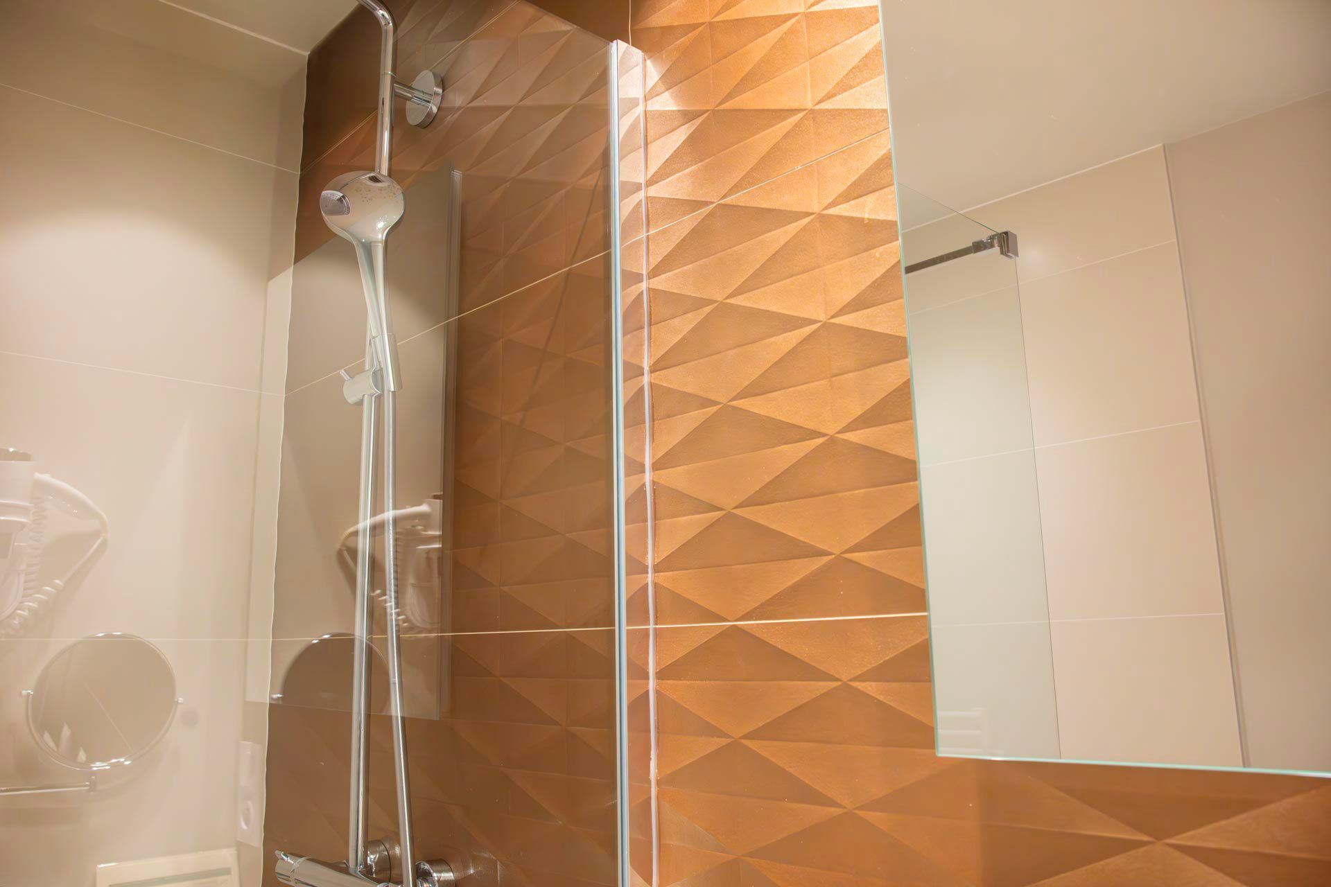 Salle de bain d'une chambre de l'hôtel de l'aubinière situé à Saint-Ouen-les-Vignes près d'Amboise