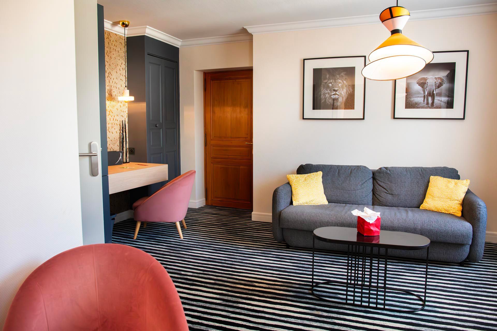 Salon dans une des chambres de l'hôtel de l'Aubinière situé à Saint-Ouen-les-Vignes près d'Amboise