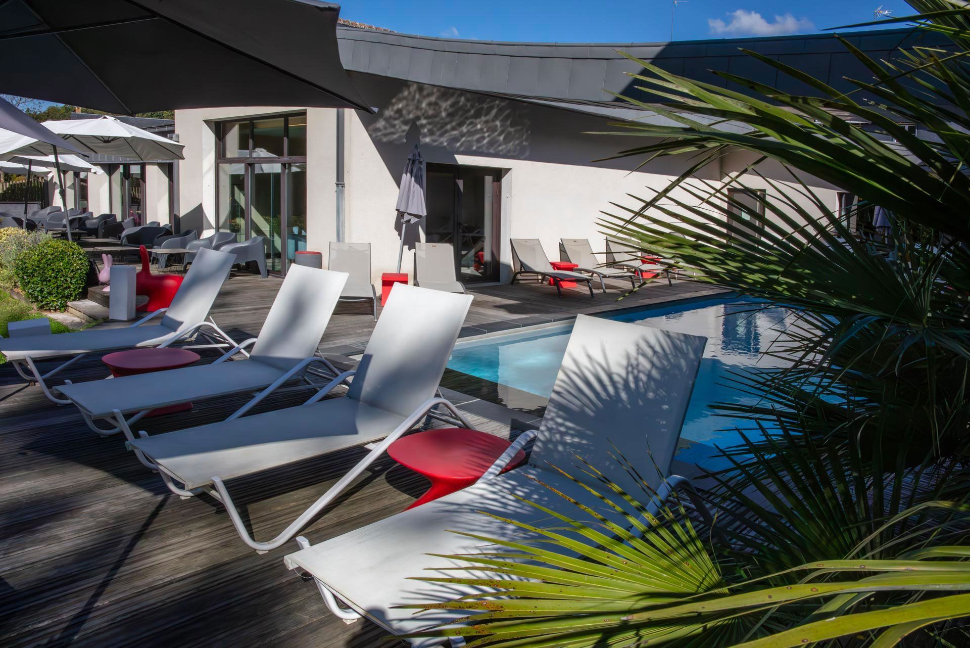 Terrasse de la piscine de l'hôtel de l'Aubinière situé à Saint-Ouen-les-Vignes près d'Amboise