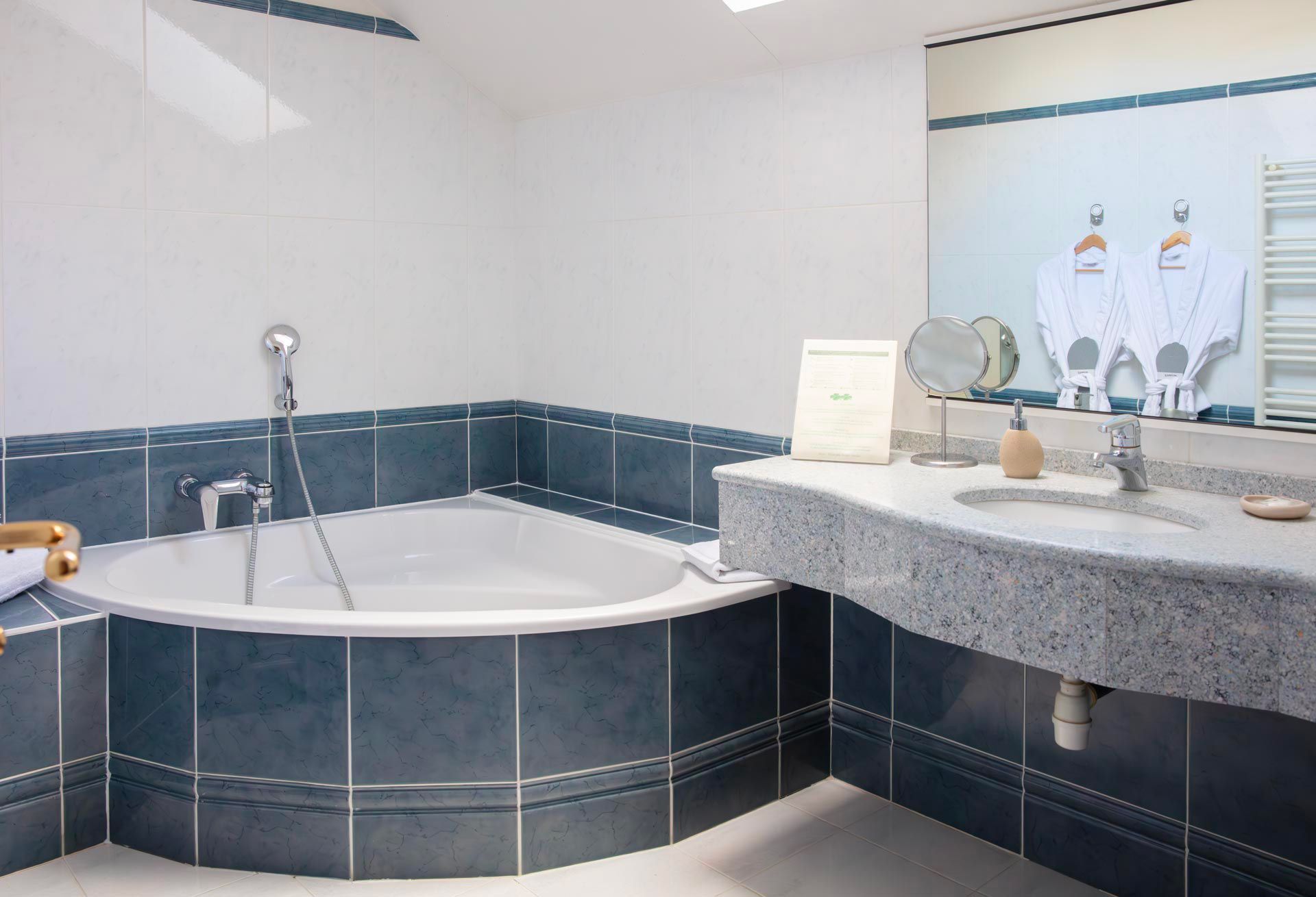 Salle de bain de la chambre capucine proposée à l'hôtel restaurant situe en Val de Loire