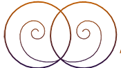 Twee spiegelende koperen spiralen die elkaar overlappen in een symmetrisch abstract ontwerp.